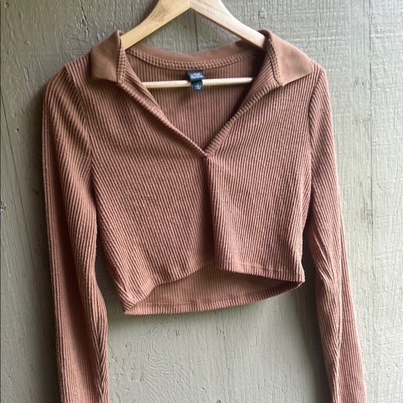 Minimalist Ribbed Knit Brown Collared V-Neck Crop Top - Picture 4 of 5